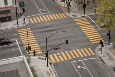Что такое пешеходная часть дороги и как отличить ее от проезжей части для парковки автомобилей?